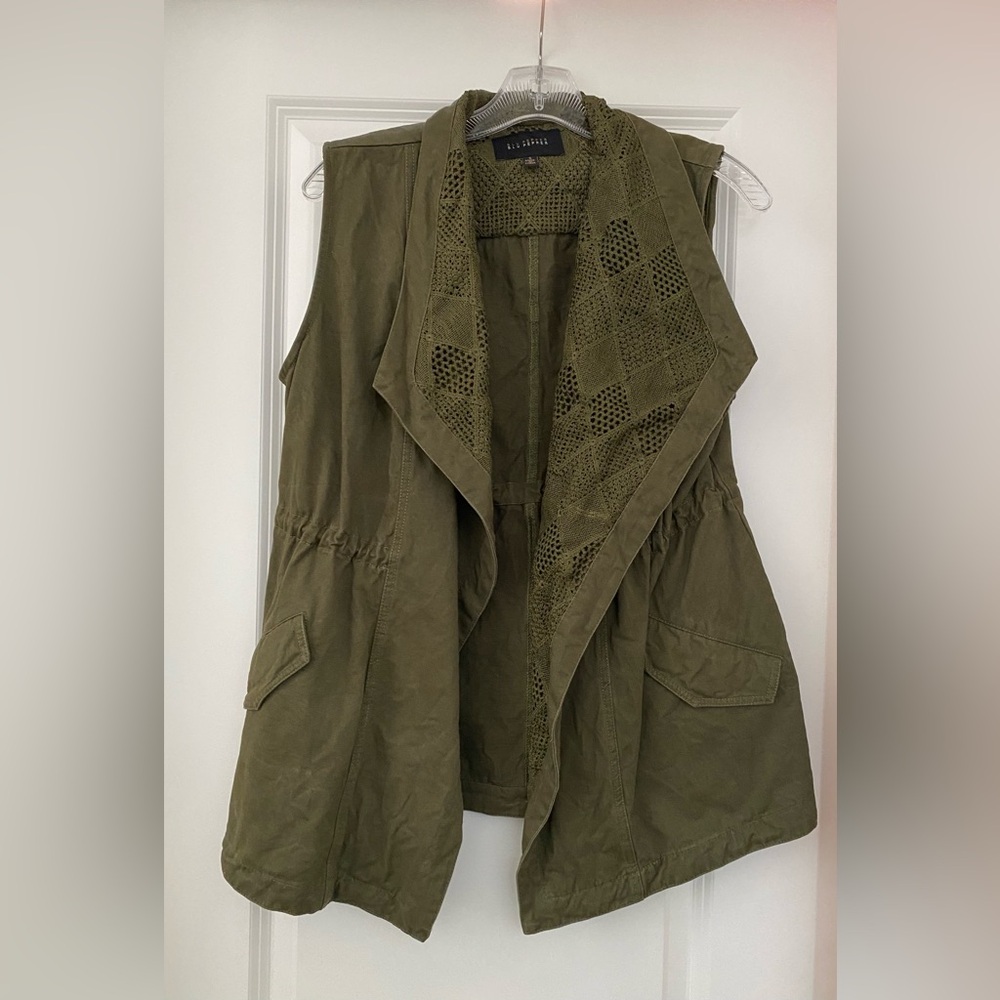 Women’s olive green open vest. Like new! Size S.
